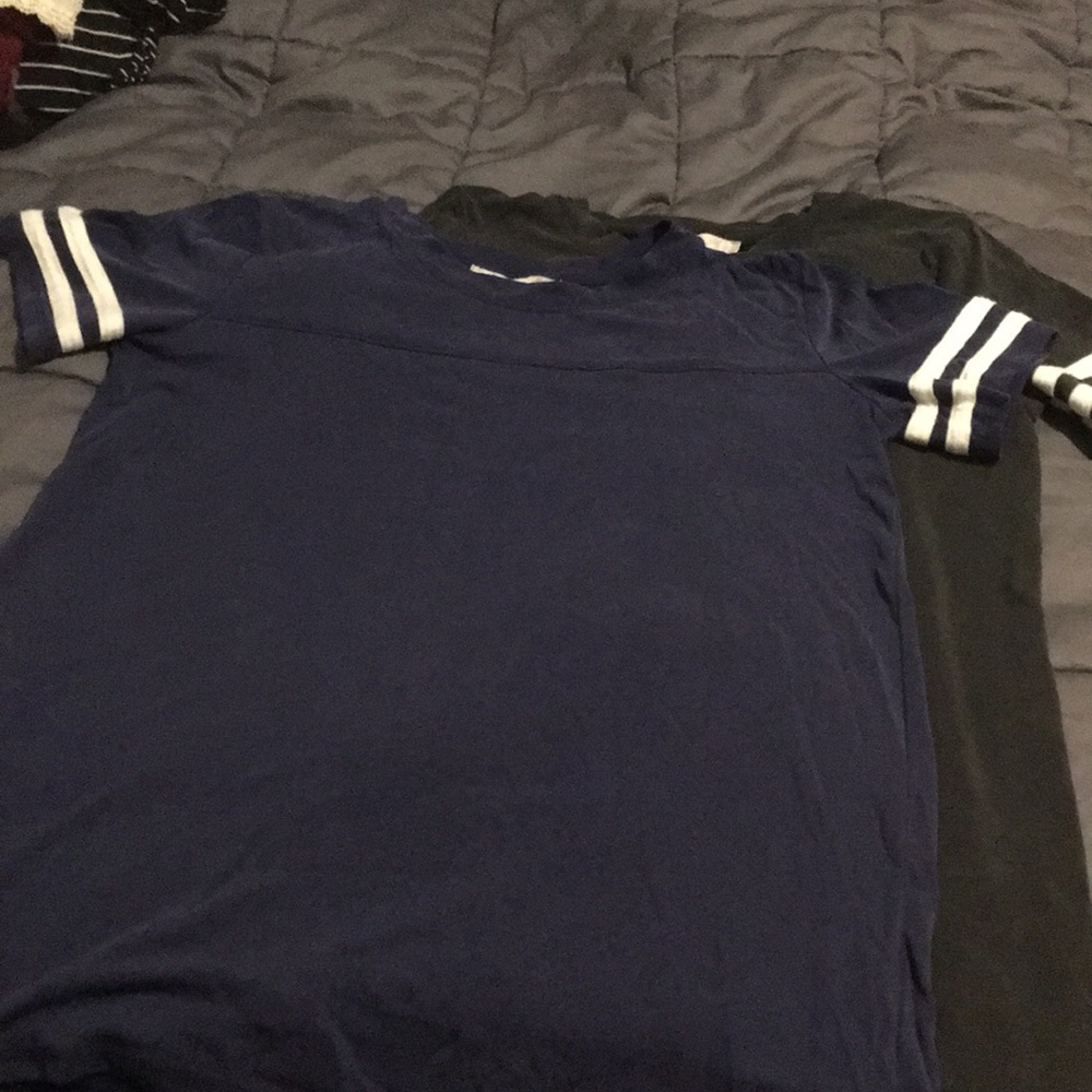 2 T-shirts blue and black